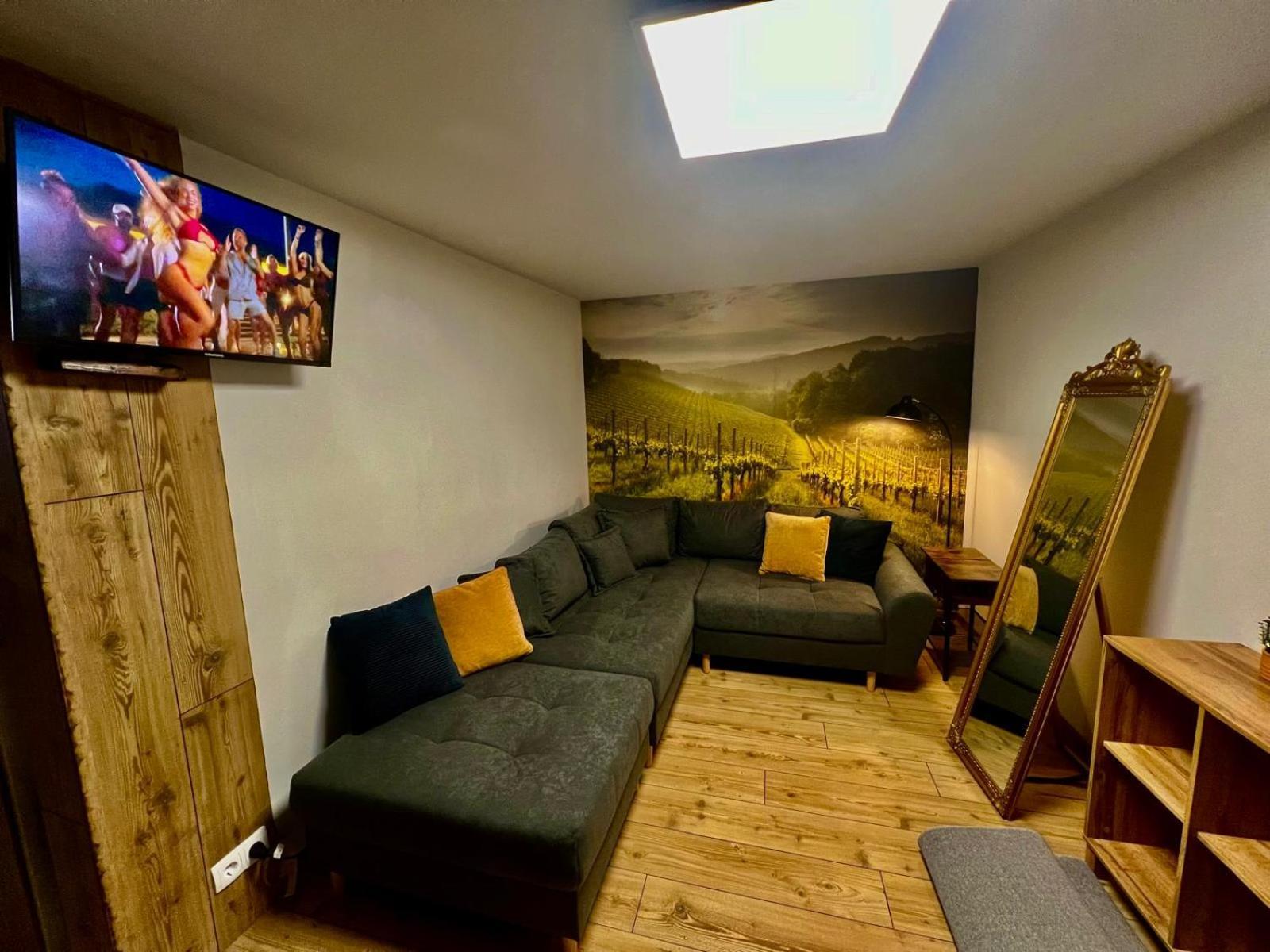 Apartment Fuer 2 Erwachsene Und 2 Kinder, Ausgestattet Mit Einem Weinkeller Und Einem Kleinen Hof - Self-Made Fruehstueck Inbegriffen Retz Exteriör bild